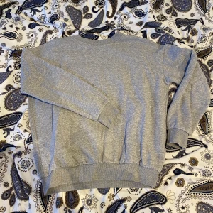 Tröja - En väldigt fin tröja som passar näsan med allt men som inte kommer till användning längre, i väldigt bra skick 