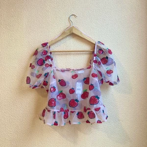 Jordgubbstopp - Topp med rött jordgubbsmönster i paljett, ljusrosa mesh. Topshop, strl 40. Aldrig använd, lappen sitter kvar. Frakt ingår!💖