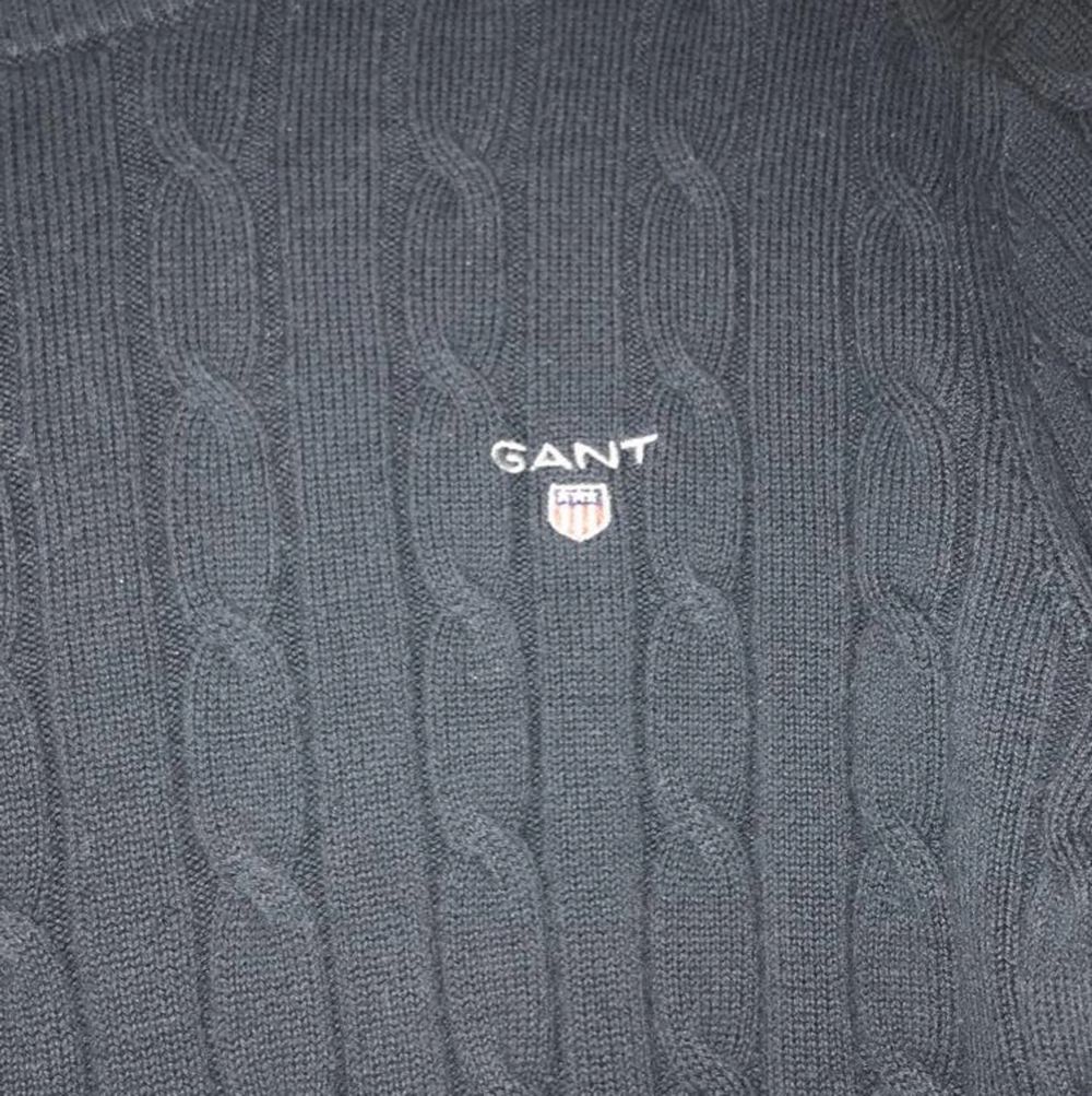 Marinblåa Gant tröja, som ny! Strlk S, passar mig som har xs, är stretch så kan även passa strlk m. Unisex.. Stickat.
