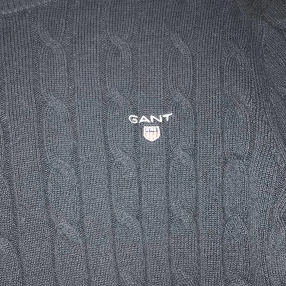 Marinblåa Gant tröja, som ny! Strlk S, passar mig som har xs, är stretch så kan även passa strlk m. Unisex.. Stickat.