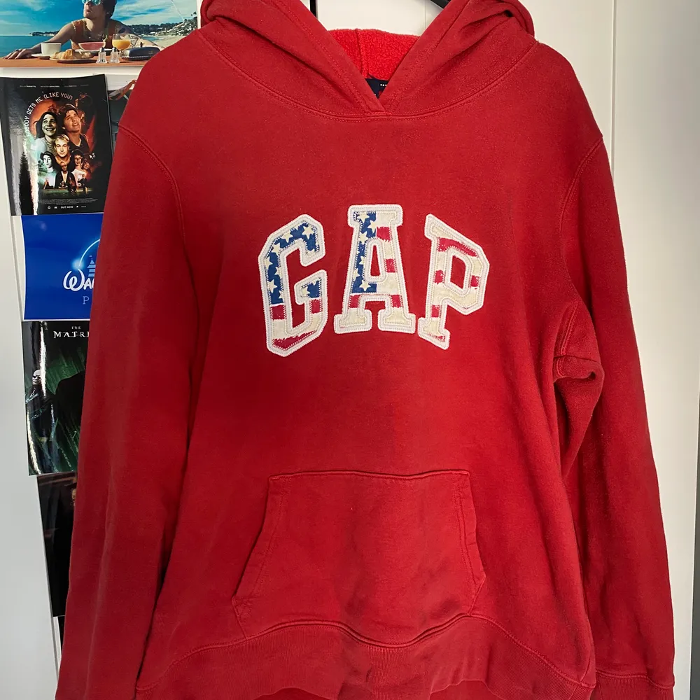 Jättemysig o snygg Gap hoodie som inte används och därför säljs. Tröjan är markerad som L men passar mer som M. Om du har några frågor eller vill se flera bilder är det bara att säga till 😊 . Hoodies.