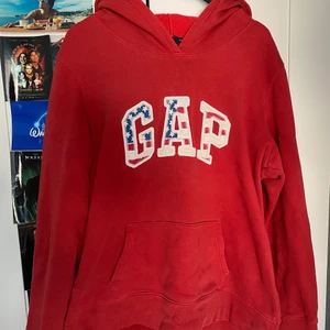Gap Hoodie - Jättemysig o snygg Gap hoodie som inte används och därför säljs. Tröjan är markerad som L men passar mer som M. Om du har några frågor eller vill se flera bilder är det bara att säga till 😊 