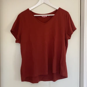 V-ringad t-shirt från Indiska - Obs! Plagget är något brunare än på bilderna. Enkel lätt v-ringad t-shirt från Indiska i storlek L. Material: bomull. Hör av dig om du har frågor eller vill ha exakta mått.😃 Köparen står för frakten!