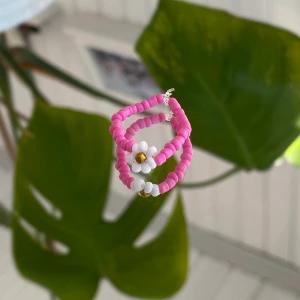 Egentillverkad Ring - Rosa ring med blomma, egentillverkad! 💗                   Passar S-M                                                                         Säljer för 15kr + 12kr i frakt. Fraktpriset är det samma oavsett antalet ringar man köper ✨