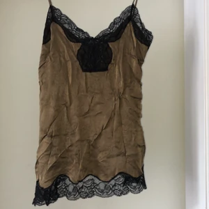 Spetslinne🧦 - Jättefint linne, den skrynklar sig men sitter bättre på. 