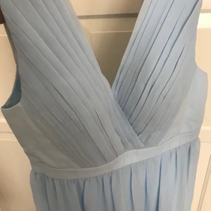 Balklänning i storlek 38 - Super fin ljusblå balklänning. Använd en kväll och ser ut som ny. Det är storlek 38, men lite stor i modellen, och den går hela vägen ner i marken på mig som är 1,69🦋💕