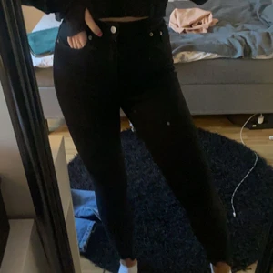 Högmidjade svarta jeans med söm på - Säljer mina jättesnygga populära högmidjade svarta jeans som är från NA-KD (exakt som dom andra blåa jag lagt ut fast i färgen svart). Jeansen har en söm på sig och är slitna längst ner. Väldigt snyggt tycker jag personligen. Det är knappt använda och därför i ny/toppskick. Säljer dem pga att dom tyvärr blivit för korta och små på mig. 