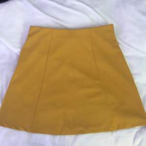 Gul kjol från bik bok i strl S. Endast testad men prislapp är borta. Säljer för 50kr