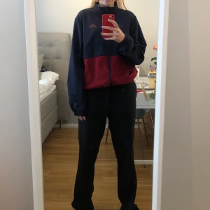 Nike kofta i storlek M - Nike zip kofta i storlek M som är mörkblå och vinröd. Knappt använd. På ryggen så är det ett litet märke på höger sida(bild2,3). Färgerna på bilderna ser ljusare ut än vad dom är. Frakt ingår ej. 