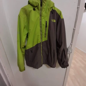 The north face jacka - Det är en varm och skön jacka med lite små fläckar på då jag målat graffiti med den på mig, men har faktiskt aldrig provat med vanilj, nypris 2800:-