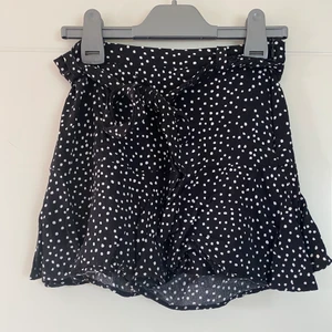 Kjol - Prickig kjol från Zara med insydda shorts. Köparen står för frakten 😃