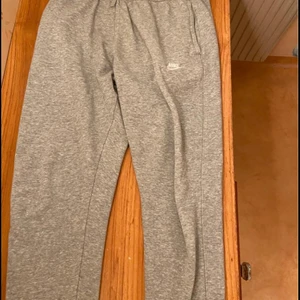 Nike mjukisbyxor  - Nike mjukisbyxor som knappast är använda i storlek M