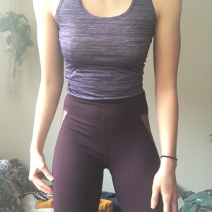 Sporttights  - Ett par lila träningstights från soc i storlek M, men skulle säga att de passar bättre på en S. De är långa, de passar mig som är 175cm. Använda ett fåtal gånger, men i bra skick🥰