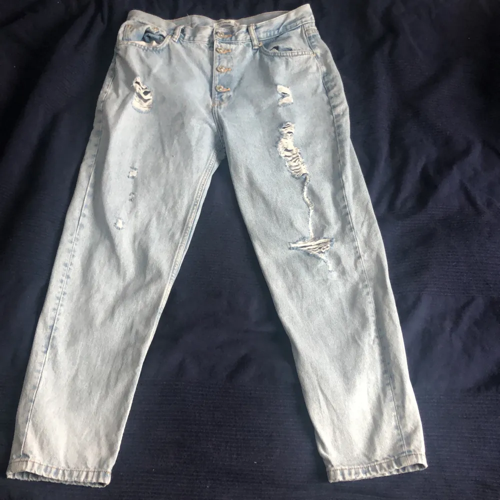 Jeans från Pull&Bear, aldrig använda. De har ingen dragkedja vid gylfen, bara knappar. De är lite för långa för mig som är 160 cm men det går bra att vika upp dem:). Jeans & Byxor.