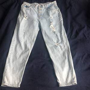 Jeans från Pull&Bear, aldrig använda. De har ingen dragkedja vid gylfen, bara knappar. De är lite för långa för mig som är 160 cm men det går bra att vika upp dem:)