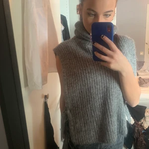 Sweater stickad väst - Super snygg och mjuk väst från Lindex storlek S använd en gång❣️ kollar intresset så kom med bud om ni är intresserade❤️❤️