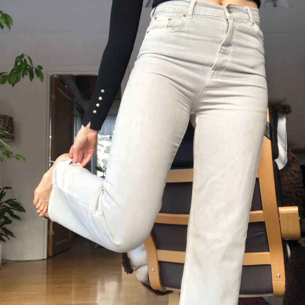 Zara jeans i toppskick 💓 Slutsålda på hemsidan. Innerbenslängd: 87cm. Jeans & Byxor.