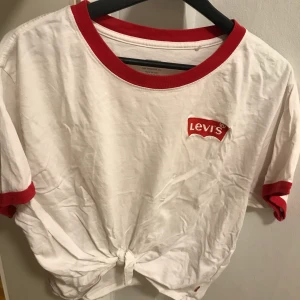 Levis T-shirt  - Oversized T-shirt från Levis med knut nertill. Köpt på triangeln i Malmö för 300kr. Inga fläckar eller dylikt. Strl M, men passar även S & L, beroende på hur man önskar den ska sitta 🎈