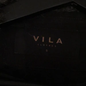 Pälsjacka  - Tunnare jacka i fuskpäls från VILA 