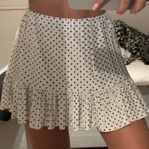Kjol - ✨INTRESSEKOLL✨                                                Funderar över att sälja min jätte fina prickiga kjol från zara💕                                           HÖGSTABUD 220+frakt