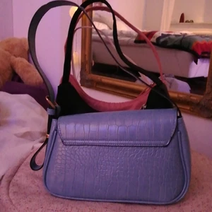 Väska - Blå crocodil väska! 