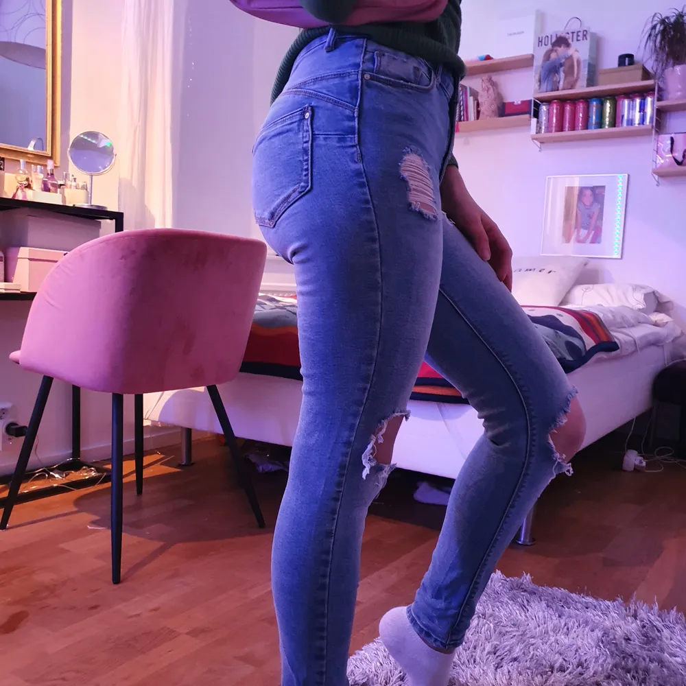 Håliga jeans, superfina! Från pimkie🍄 dm vid intresse. Är 163/164. Jeans & Byxor.