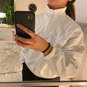 Vit sweatshirt  - Vit sweatshirt från Weekday med dragkedja. Köparen står för frakt!