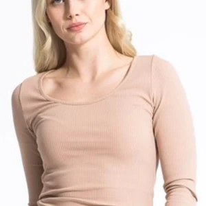 Beige topp - Fin beige topp. Helt ny alldrig använd eftersom fick en sån men jag redan hade en likadan. Lånade bilder men är helt ny och väldigt fin. +frakt