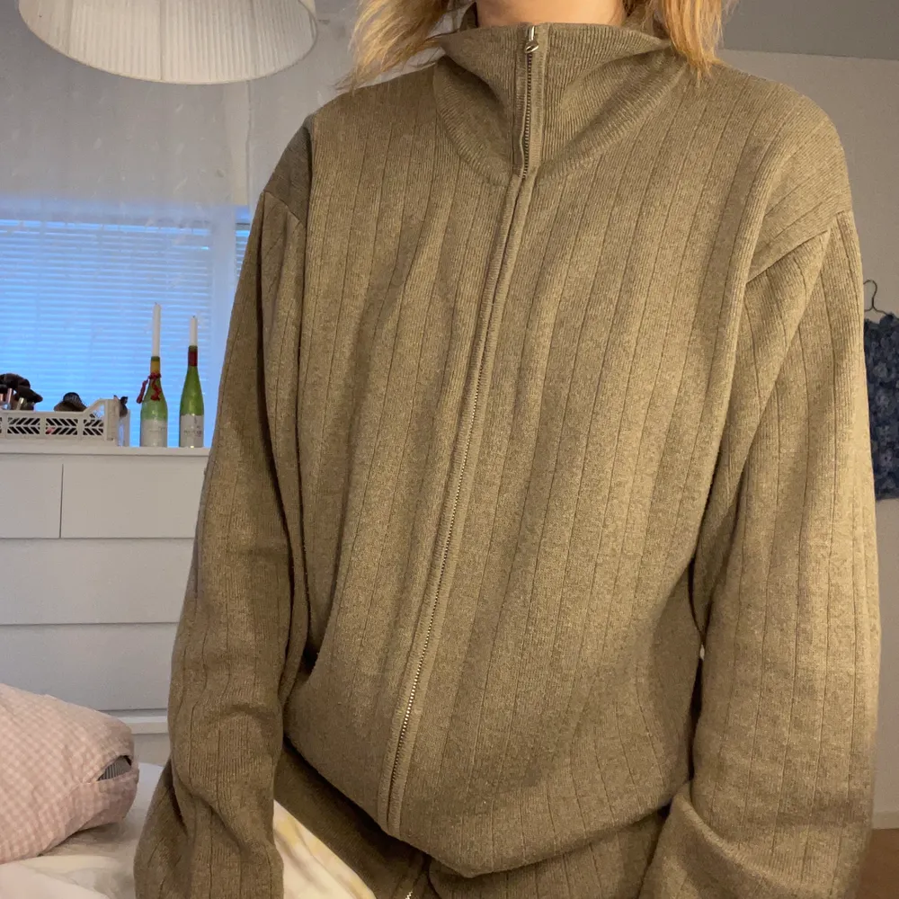 Cool zip-up tröja i storlek XL. Sitter snyggt oversized på mig som vanligtvis är storlek S! Frakt 66kr💘. Tröjor & Koftor.