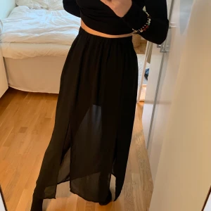 Svart kjol - Säljer denna fina svarta lång-kjolen. 💞 köparen står för frakten men jag möter även upp i Lund💞 