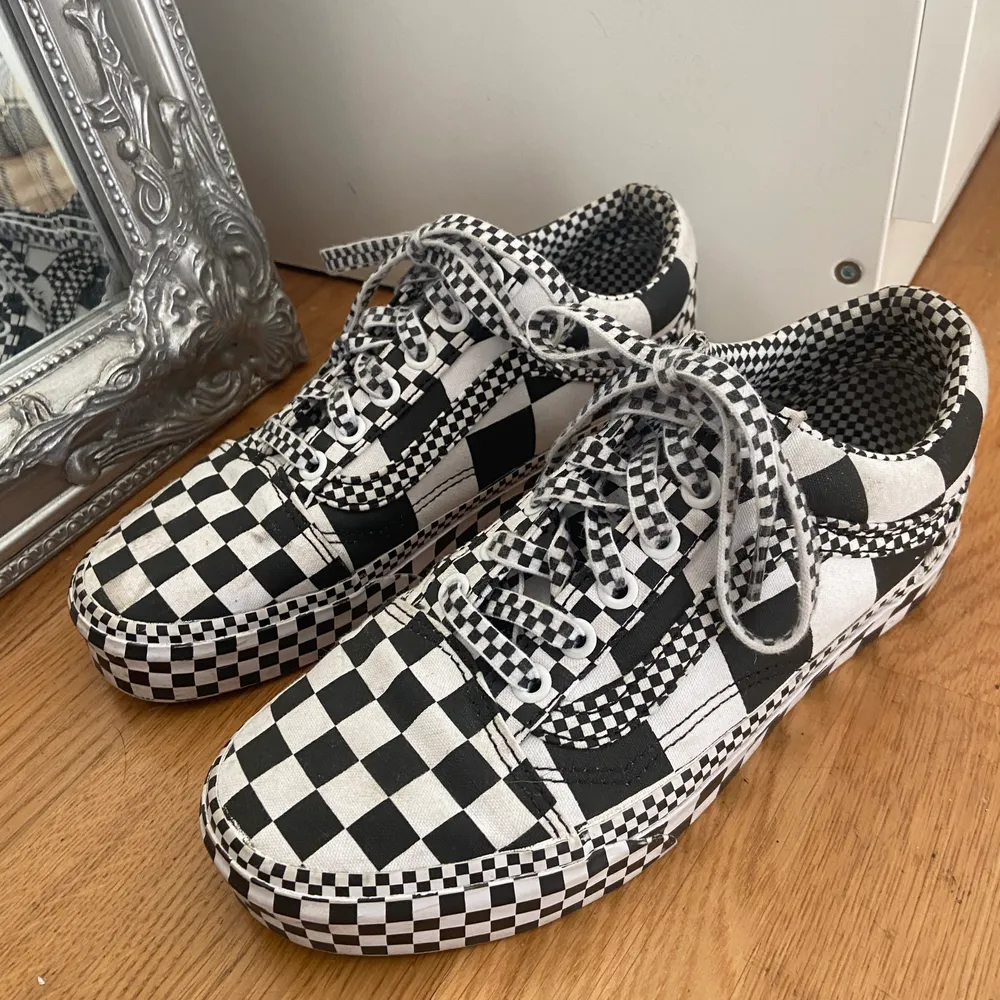 Skitsnygga Vans sneakers! 🔥Köpte de sommaren 2019, använt några gånger därav lite smuts men inget slitage inuti. Storleken är 36,5 men är små i storleken (jag är vanligtvis en 37/38) 😘. Skor.