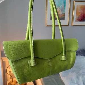 Grön axelväska  - Ljusgrön somrig axelväska🍏🥝🥑🍐 BUDA i kommentarerna. Högsta bud 280kr 