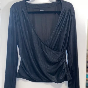 Gina Tricot topp - Svart omlott topp från Gina Tricot 