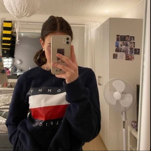 tommy hilfiger tröja  - En jätte skön tröja som är lite större, frakt 66kr (totalt 176kr)✨
