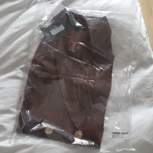 Ny kavajklänning från Prettylittlething. - En oöppnad kavajklänning från Prettylittlething, då jag köpte två storlekar. Storlek 38. 