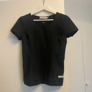 Adidas by Stella Topp - Säljer träningstopp från adidas by Stella . Aldrig använd! Tränings topp.