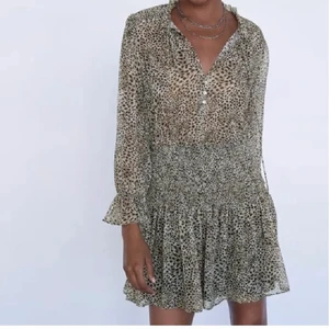 Djurmönstrad klänning zara  - Klänning från Zara i stl S. Jättefint sick, it använt så mycket. 💕💕💕