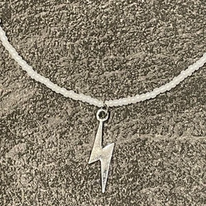 Blixt pärl halsband - Pärlhalsband med en superfin blixt⚡️ 35kr+ frakt Skriv i dm om intresse eller frågor💕
