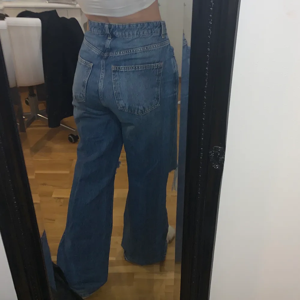 Säljer mina 90’s high waist jeans då de är för stora på mig. Slitningar i slutet byxan. De sitter super fint och passar as bra nu till våren💞 köptes för 599kr. Skriv för frågor eller fler bilder. Jeans & Byxor.