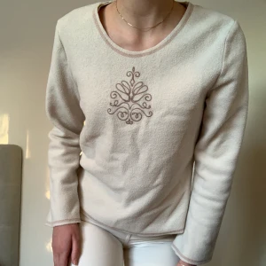 Fleece - Beige fleece med brodyr 🤍 Köpt för ca 10 år sen, använd men har mycket kvar att ge. Storlek M   Kolla gärna in mina andra annonser! 