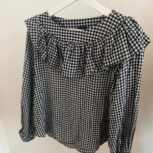 Perfect condition cute shirt from Zara! The size is L.  The price is negotiable, so feel free to send me a message to discuss or if you want more information/pictures!☺️ I accept Swish and PayPal if you rather do that!