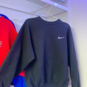 Nike sweatshirt  - Säljer min second hand köpta svarat Nike sweatshirt. Nästan ovanvänd. Storlek S. 💕💕 Budgivning från 250kr, minst 20 kr mellan varje bud. 