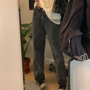 Jeans - Supersnygga ”tvättade” svarta jeans, de är i gott skick! Köparen står för frakt!💕  buda gärna! 