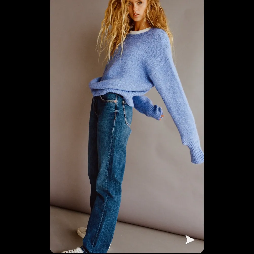 Säljer helt oanvända jeans med prislapp kvar från zara. Storlek 34 💕. Jeans & Byxor.