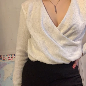 Vit stickat kross tröja - Vit stickad tröja som korsar över bröstet❤️ Storlek xs men passar de flesta storlekar skulle jag säga❤️ Välldigt fin men säljer på grund av att jag mest använder mörka färger😅