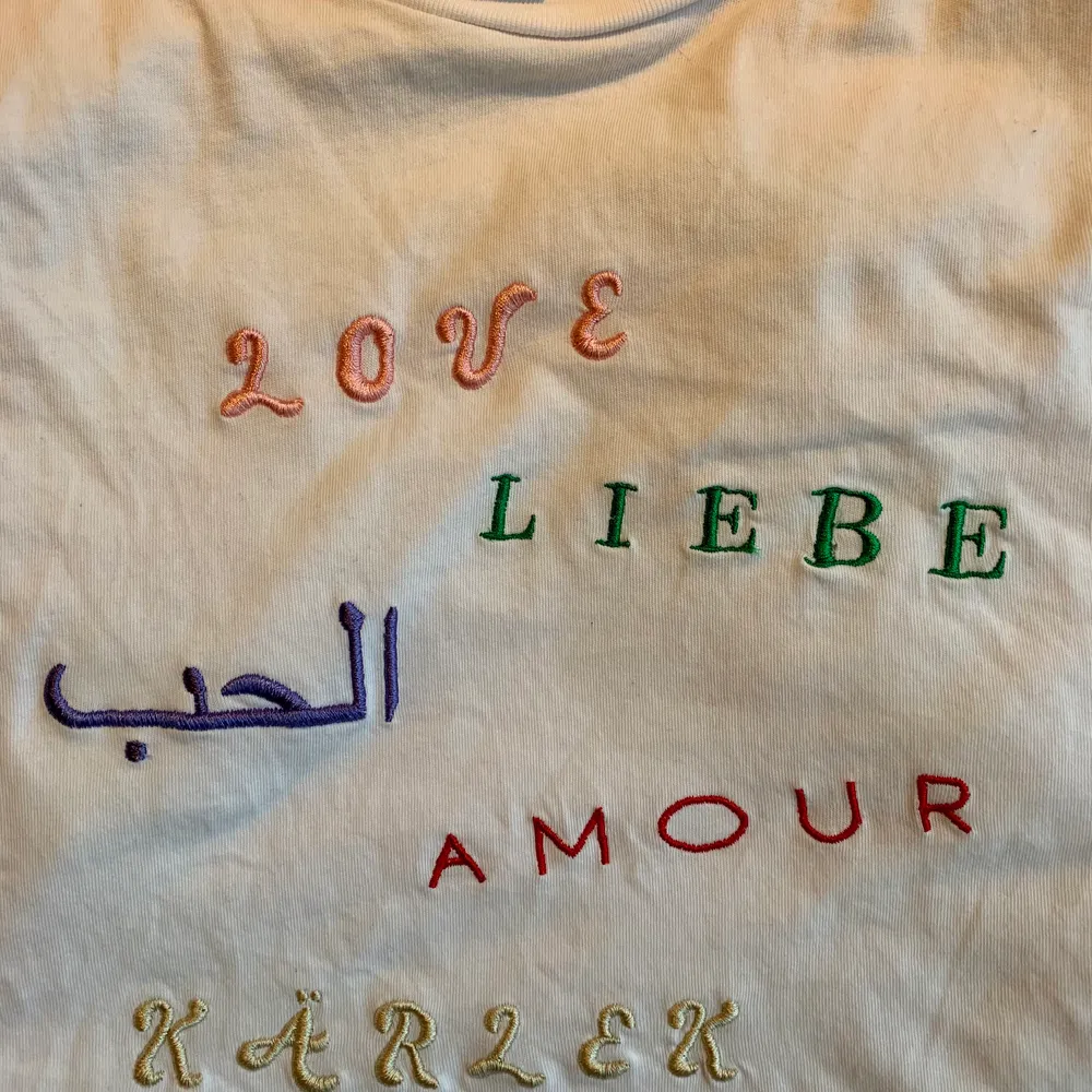 Vit T-shirt med ordet kärlek på olika språk❤️ sparsamt använd då jag ofta fördrar mörkare färger❤️ storlek xs men passar de flesta storlekar❤️. T-shirts.