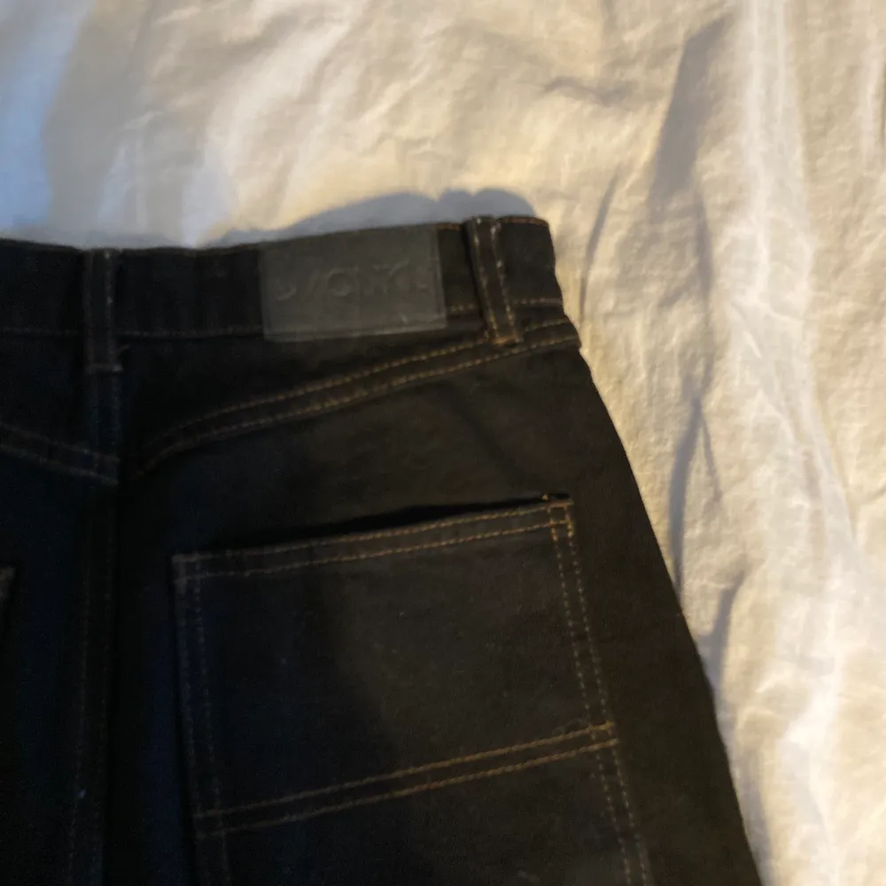 Säljer dessa coola byxor med brun tråd från Monki eftersom de tyvärr är för små för mig, Är perfekt för dig som är lite kortare!🤎. Jeans & Byxor.