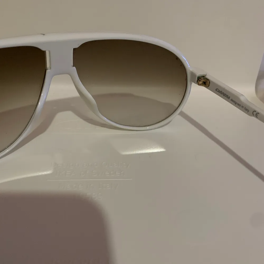 Ett par gamla solglasögon från carrera, dessa är köpta direkt från Italien men kvittot har slarvats bort. De är äkta och otroligt sköna. För mer information eller frågor kontaktas jag privat.. Accessoarer.