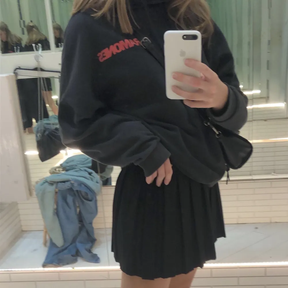 En vintage hoodie från Pull & Bear!! Väl använd men inte min stil längre tyvärr🤍 Bra skick och inga slitningar! Passar en xs-m⚡️. Hoodies.