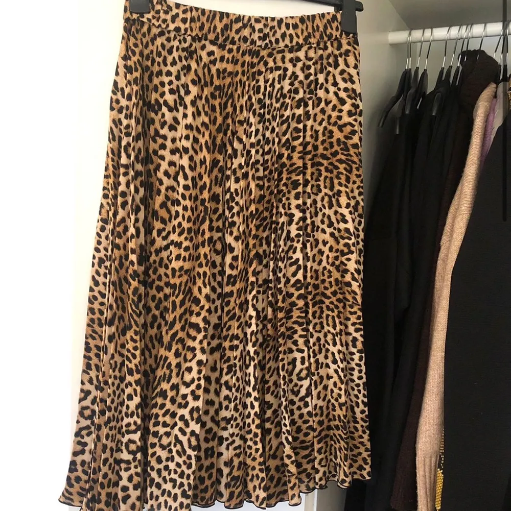 Använd varsamt, nästan som ny🙈 En plisserad leopard kjol från Ginatricot. Storlek Xs, passar mig som har XS/S i kjolar och  S/M  i andra underdelar. 120kr + frakt☺️. Kjolar.